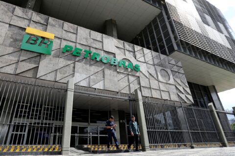 Petrobrás afirma que o ajuste do preço da gasolina refle o cenário do mercado internacional