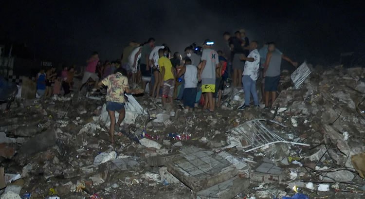 Moradores procuram alimentos em escombros de supermercado. Uma das consequências do lockdown. Fonte: miseria.com