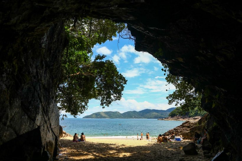 Gruta em Praia da Sununga, Ubatuba (SP)