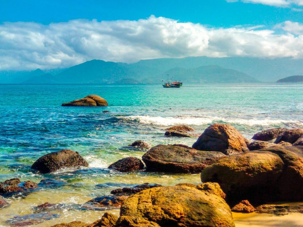 Praia em Ilha de Prumirim em Ubatuba (SP)