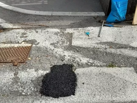 Idoso multado por consertar buraco em rua