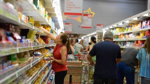 Brasileiros estão comprando apenas o básico