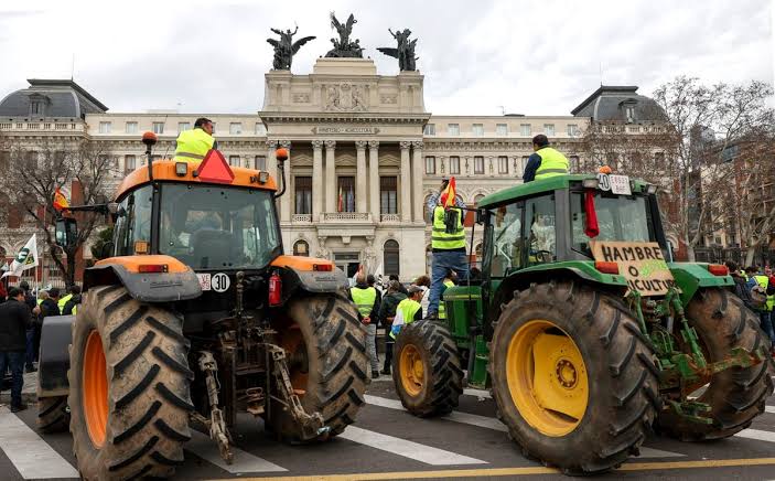 Los agricultores llevan sus tractores a Madrid para mostrar su descontento con la política agrícola europea